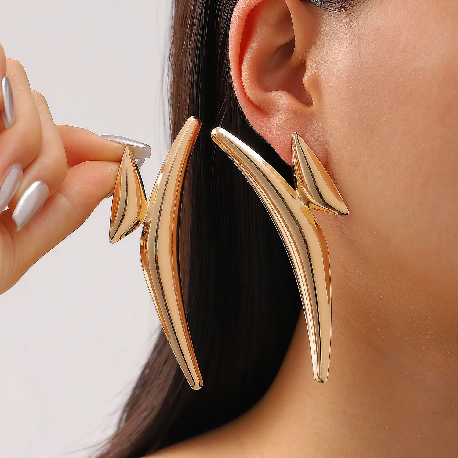 Exaggerated Gold Heart & Oval Drop Earrings – Bold Metal Statement for Women