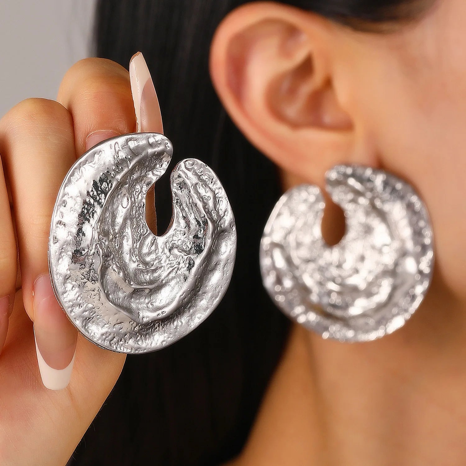 Exaggerated Gold Heart & Oval Drop Earrings – Bold Metal Statement for Women