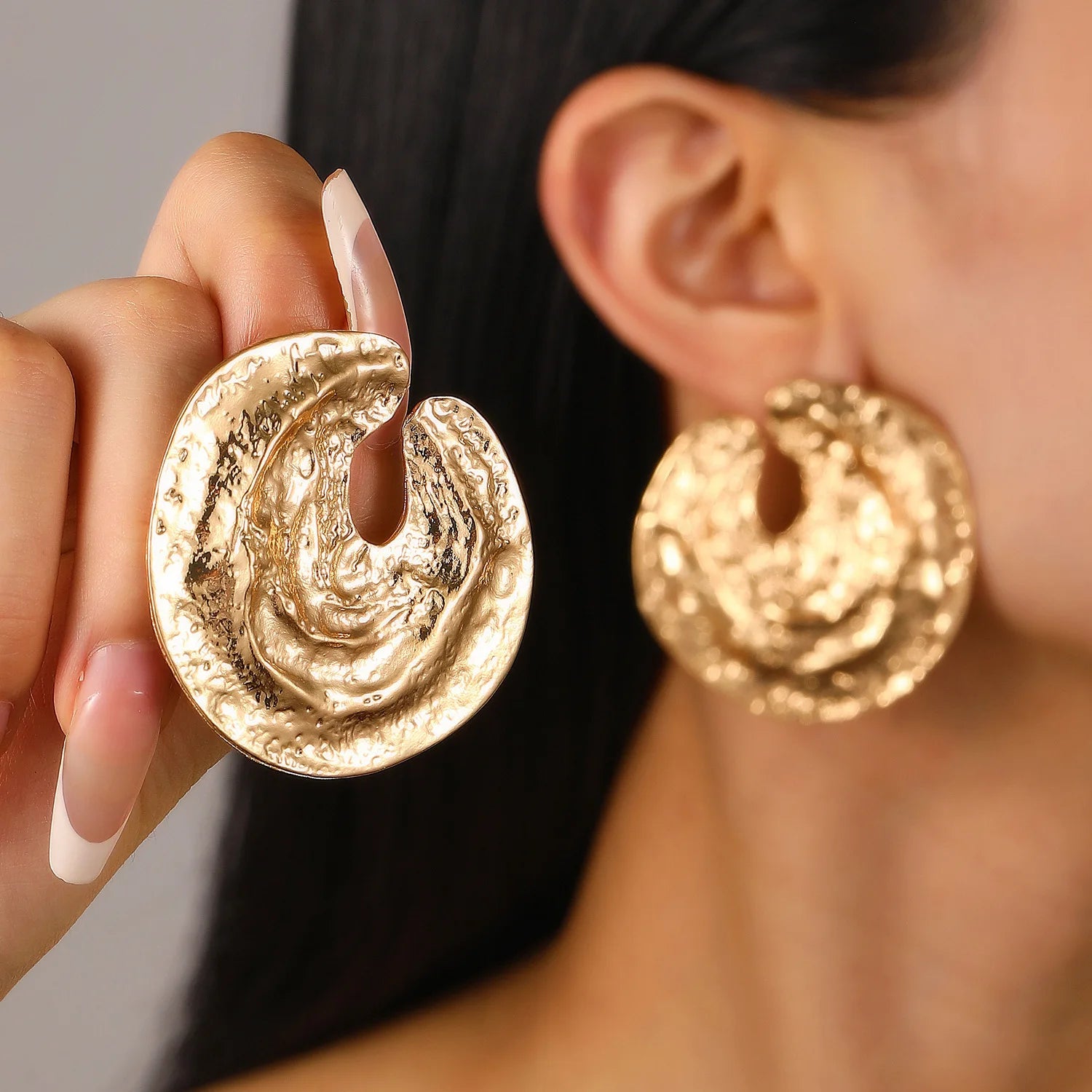 Exaggerated Gold Heart & Oval Drop Earrings – Bold Metal Statement for Women